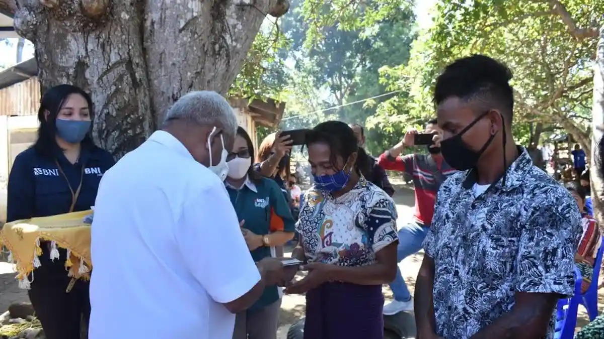 Wabup Belu, Ose Luan Serahkan Bantuan Kepada KPM Desa Tukuneno