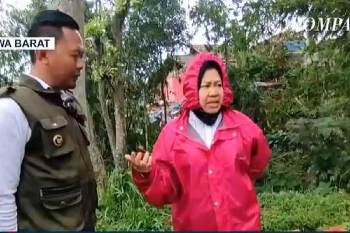 AKSI Mensos Risma Setelah Viral Kena Marah TNI: Naik Motor Datangi Pengungsi dan Menolak Dipayungi