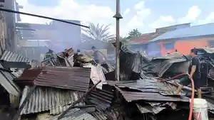 KEBAKARAN-Kondisi-rumah-semi-permanen.jpg
