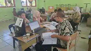 Panitia-penerimaan-siswa-baru-SMKN-1-Bireuen-sedang-menerima-pendaftaran-siswa-baru.jpg