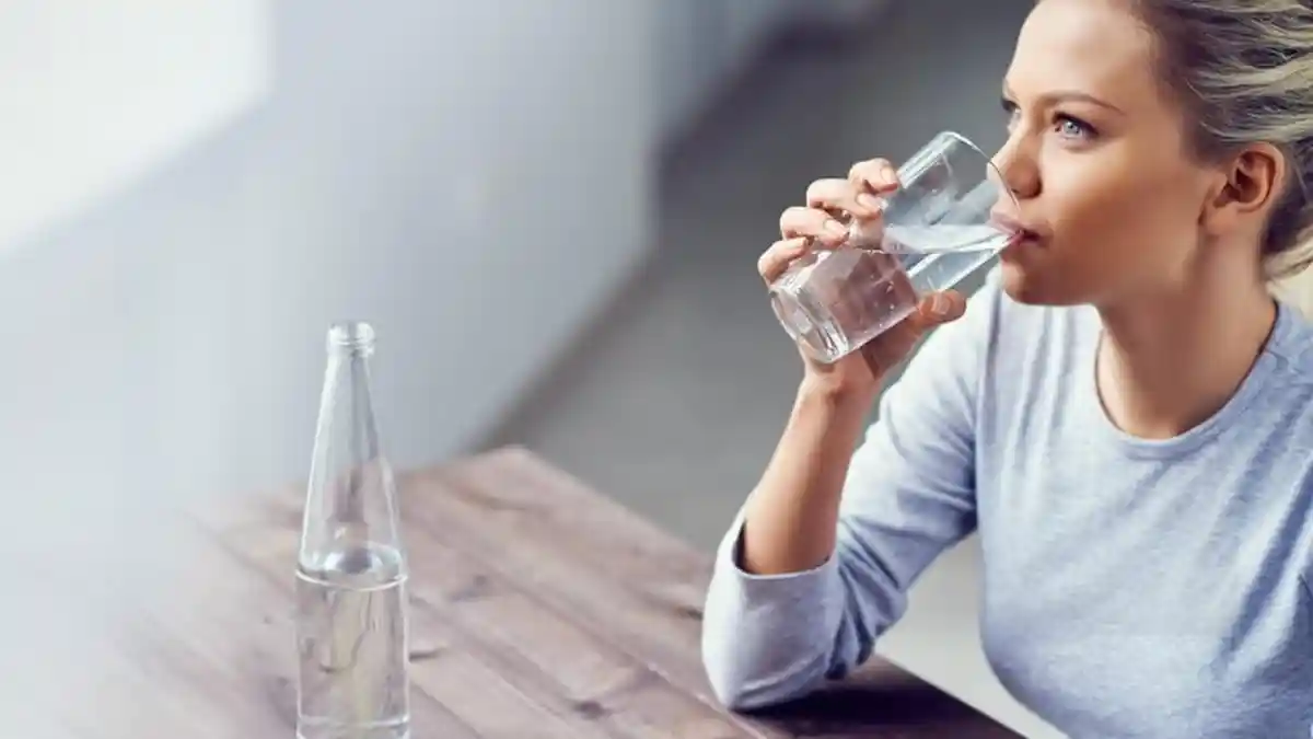 Minum 2 Gelas Air Putih Sebelum Makan Bisa Membantu Menurunkan Berat Badan