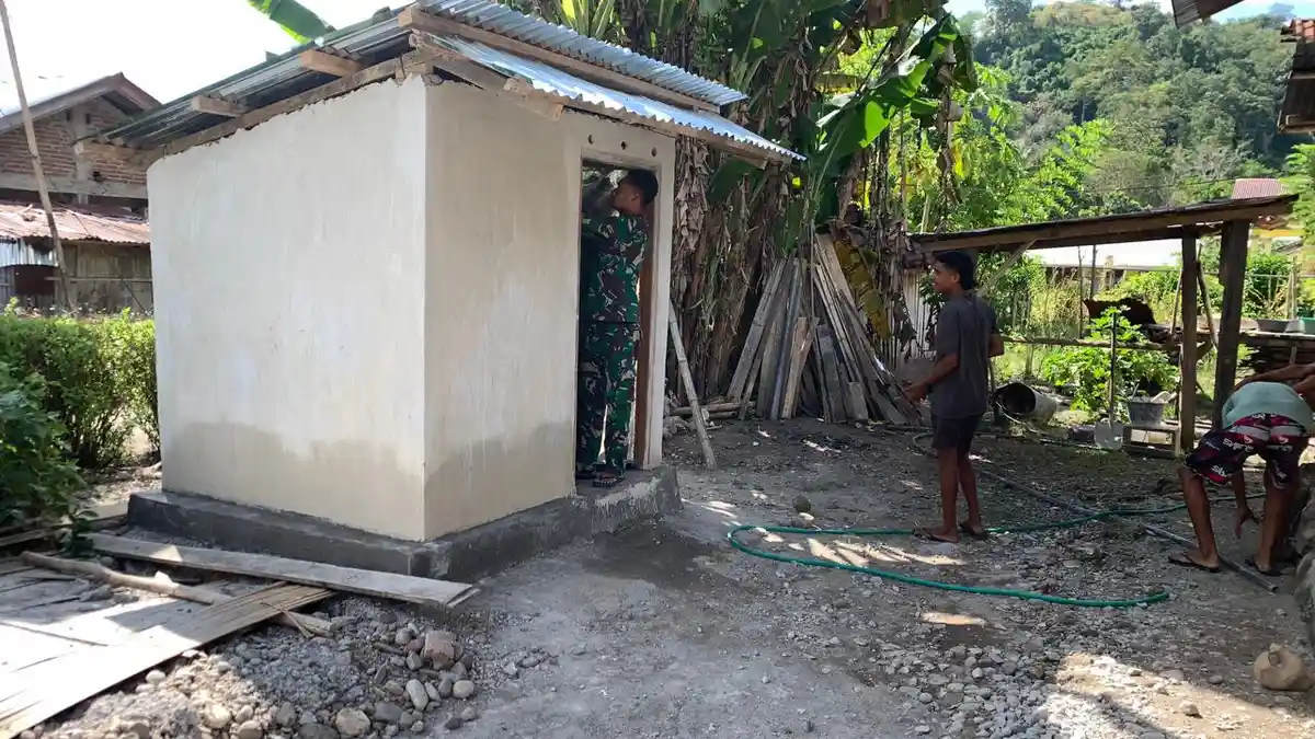 Progres Pembangunan MCK Program TMMD di Desa Fataatu Timur Ende Capai Tahap Akhir