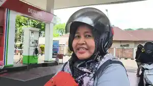 Warga-Pontianak-Kota-Sinta-usai-mengisi-BBM-di-SPBU-Jalan-Hos-Cokroaminoto.jpg