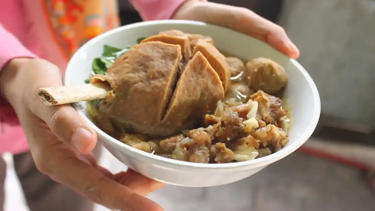 Santap Selagi Perut Kosong, Porsi Bakso Iga nan Sedap Ini Memang Bikin Blenger