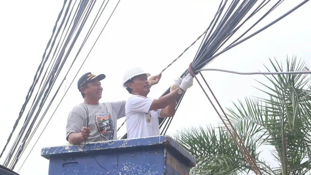 Cirebon Bebas 'Sarang Laba-laba', Wali Kota Effendi Edo Targetkan Perapihan Kabel 1 KM Per Hari