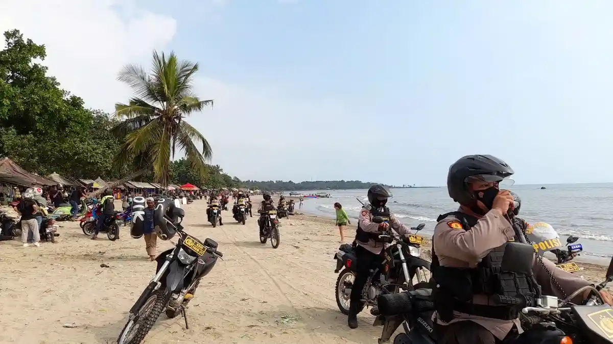 VIDEO Sirine Meraung-raung, Polisi Minta Pengunjung di Pantai di Anyer Bubar, Wisatawan Berlarian