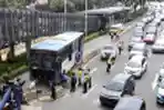 Bus Transjakarta Tabrak Separator di Depan Ratu Plaza