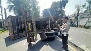 Truk-tronton-dengan-nomor-polisi-W-8825-UQ-terguling-di-jalan-Soekarno-Hatta.jpg