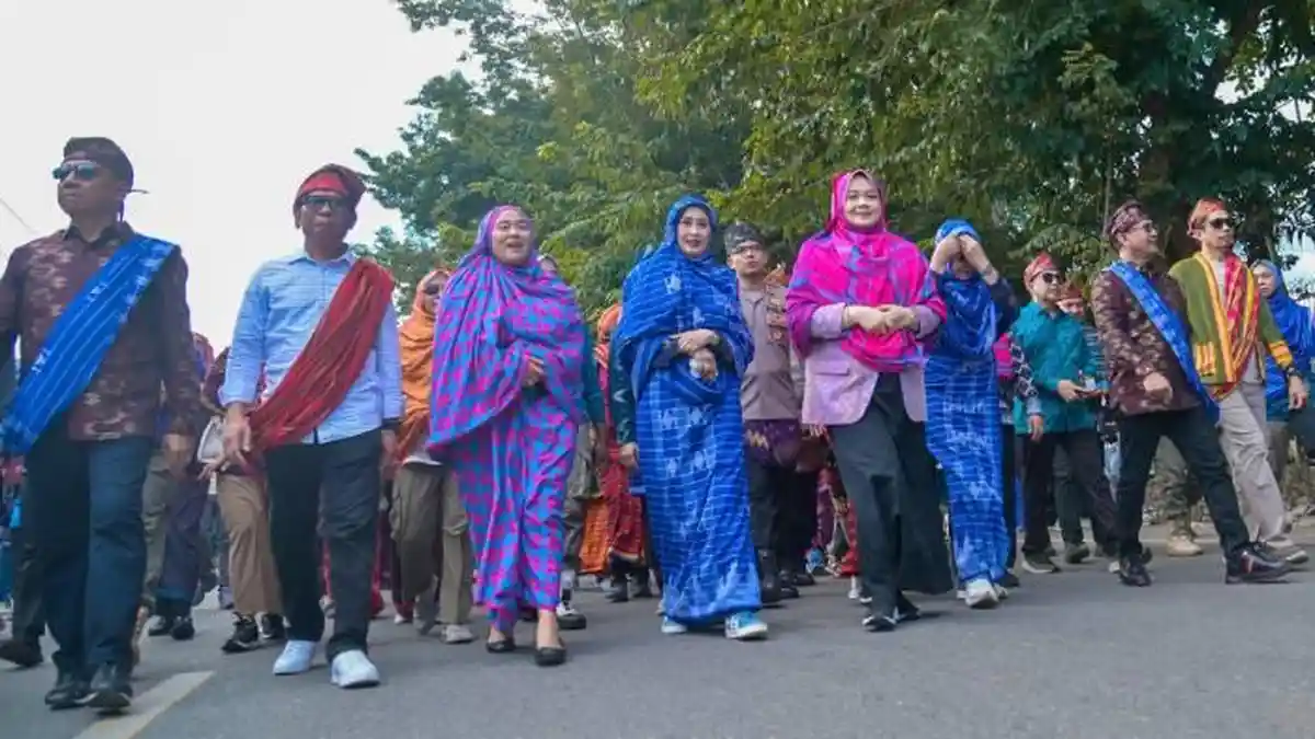 Lepas Pawai Rimpu Mantika, Wagub NTB Sebut Budaya Jadi Penggerak Ekonomi