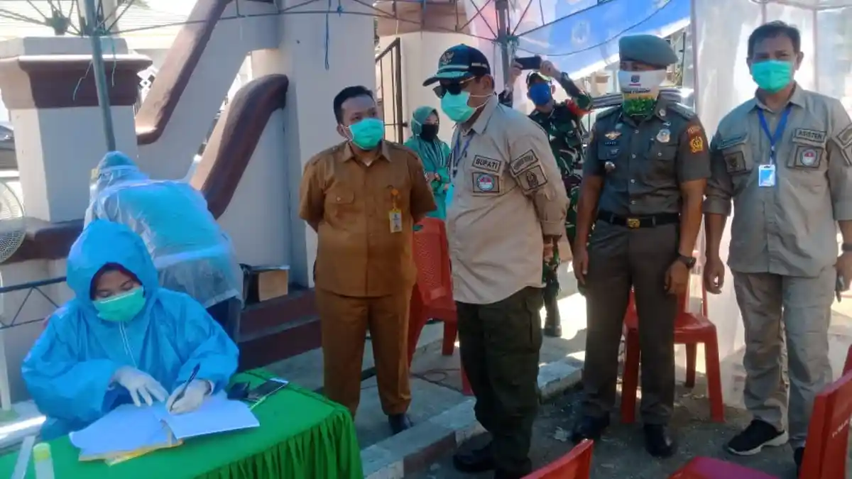 Kunjungi Posko Covid-19 di Perbatasan, Bupati Bone Minta Pendatang Diisolasi
