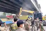 Pembongkaran Lapak dan Karaoke Liar di Flyover Tanjung Emas Semarang Ditunda, Ini Sebabnya