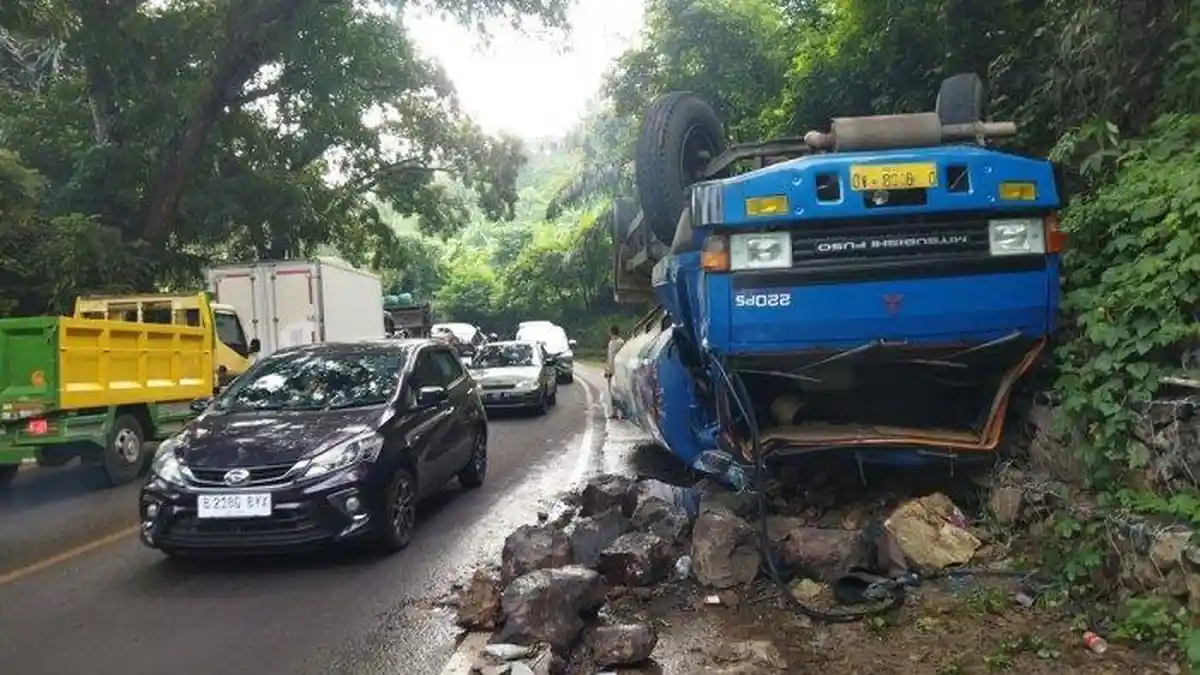 Dede dan 2 Putrinya Tewas Kecelakaan Ditabrak Truk Tangki saat Mudik Naik Motor