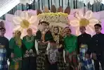VIRAL-Bule-Prancis-Nekat-ke-Indonesia-Demi-Nikahi-Gadis-Sulawesi-Ngobrol-Pakai-Google-Tranlate.jpg