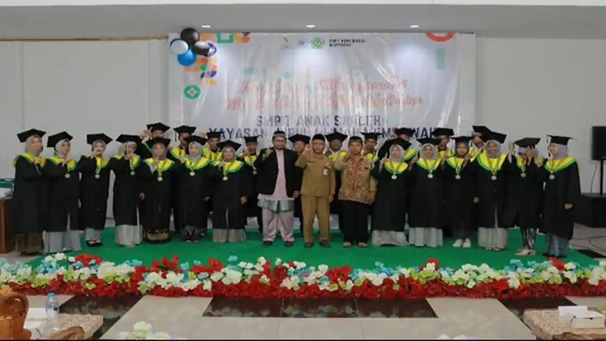 Sebanyak 24 Pelajar Kelas IX SMP IT Anak Shaleh Mempawah di Wisuda