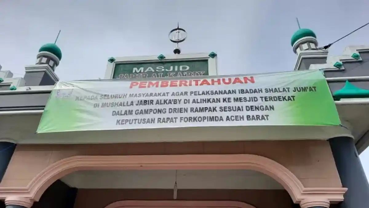 Spanduk Ditempelkan di Sebuah Masjid di Aceh Barat Dilarang Menggelar Salat Jumat