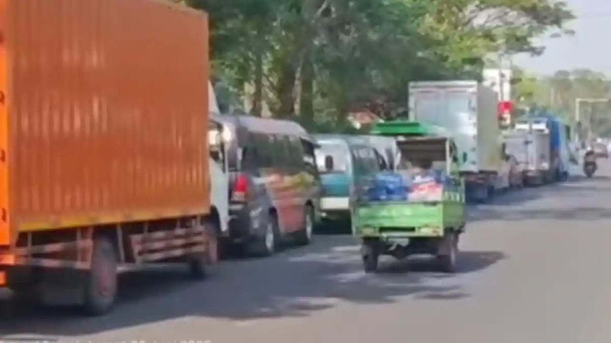 Pertamina Kurangi Kuota BBM Bersubsidi, Masyarakat Bangkalan Menderita dan Antre Panjang di SPBU