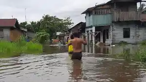 Masyarakat-berusaha-menerobos-banjir-yang-merendam-kawasan-Rumbai.jpg