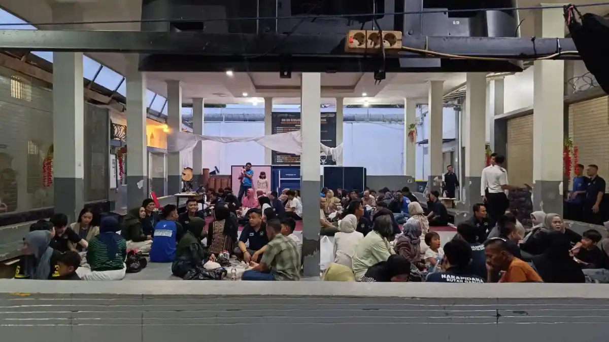 Penuh Haru, Bukber di Balik Jeruji Besi Rutan Garut, Pertemukan Warga Binaan dengan Keluarga