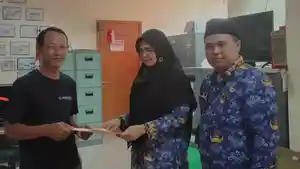 Warga-Keluarga-Cipayung-Jaya-yang-rumahnya-rusak-imbas-hujan-angin-puting-beliung.jpg