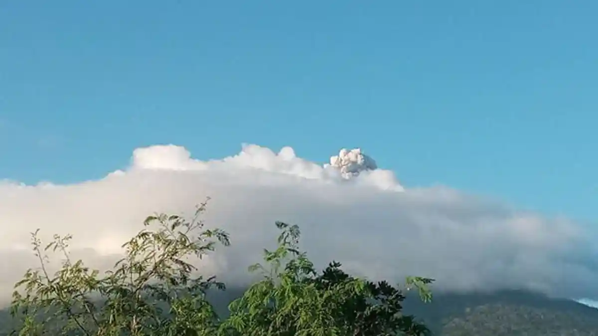 Gunung Ile Lewotolok Kabupaten Lembata Kembali Erupsi, Tinggi Abu Hingga 700 Meter