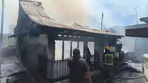 KEBAKARAN-Dua-unit-rumah-dikawasan-padat-penduduk.jpg