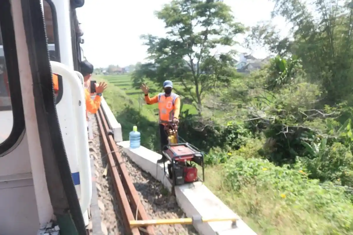 Sambut Mudik dan Libur Lebaran, PT KAI Daop 8 Surabaya Pastikan Jalur Kereta dalam Kondisi Prima