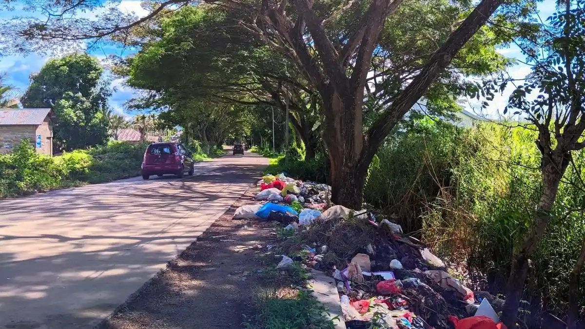 Sampah Berserakan di Jalan Reformasi Kabupaten Gorontalo, Ganggu Pemandangan dan Pengguna Jalan