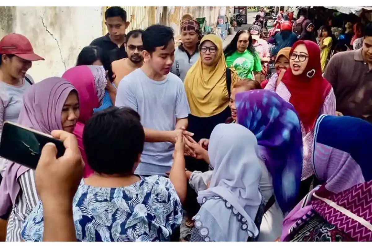 Ikuti Jejak sang Ayah Jokowi, Gibran Blusukan Pakai Kaos dan Sandal Jepit, sampai Terjun ke Kali