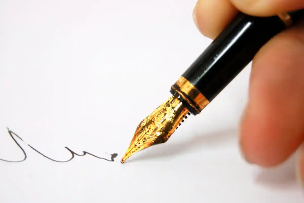 Mau Tahu Karakter Orang Lewat Tulisan Tangan? Begini Caranya!