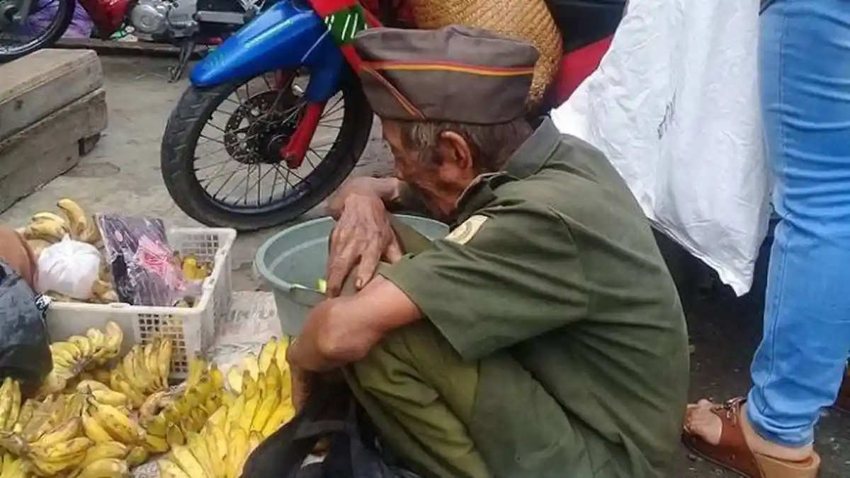 Veteran Bawa Pisang dalam Bungkus Plastik Bikin Iba Warganet