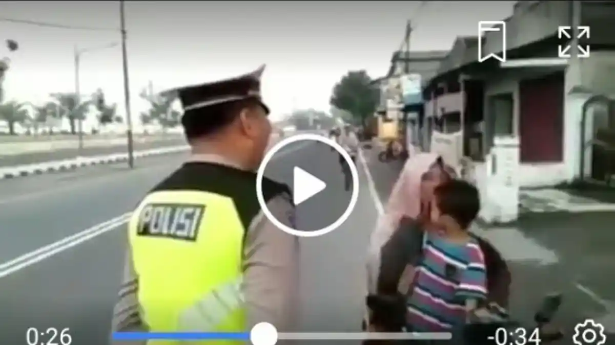Viral, Emak-emak Marah saat Ditilang Polisi tapi Lihatlah yang Dilakukan Sang Anak