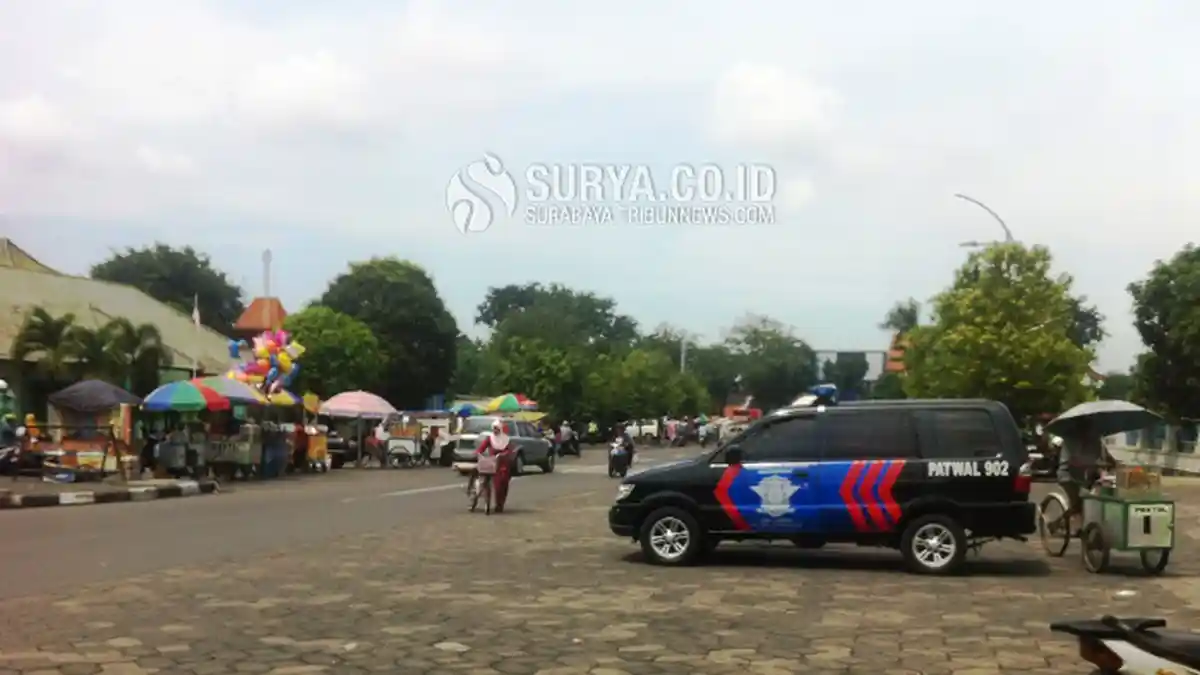 Belum Ada Buruh Yang Berkumpul di Masjid Al Akbar Surabaya