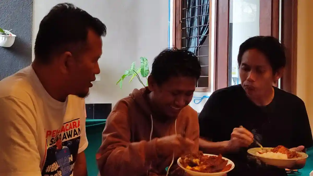 Momen Pegi Setiawan Makan Bareng Keluarga dan Kuasa Hukumnya, Pulang ke Cirebon Siang Ini