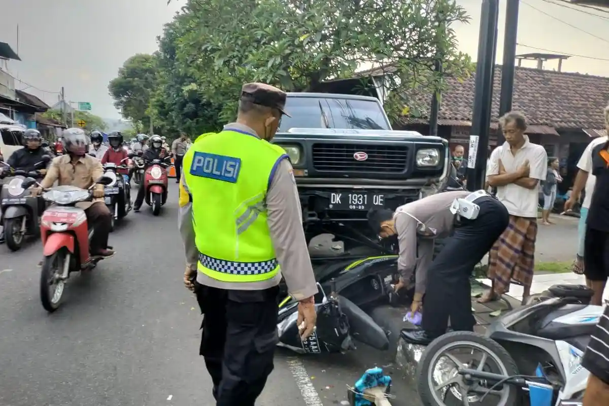 Balita 3 Tahun Selamat, Kecelakaan Mobil Tabrak 3 Motor di Klungkung Bali