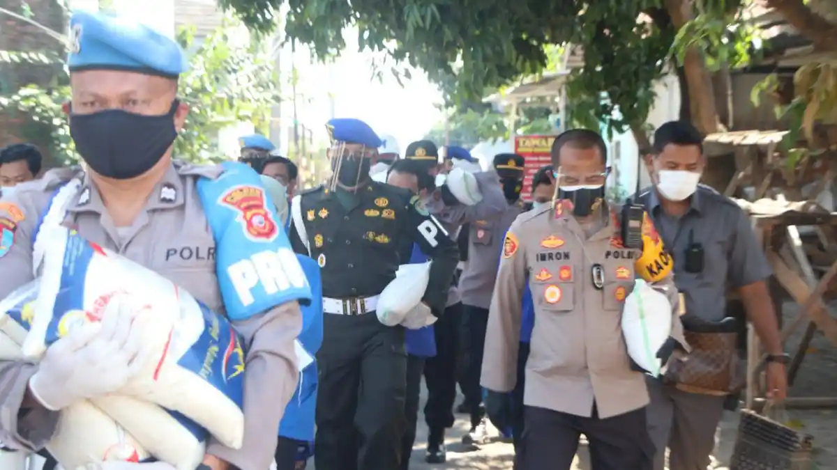 Kapolres Cirebon Kota Bawa Sendiri Beras Keliling Rumah Warga Bagikan Sembako