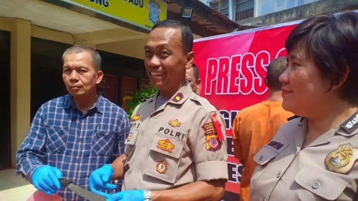 Dapat Kabar Ditinggal Nikah Siri, Ujang Kamil Naik Pitam dan Lempar Golok ke Pacar Istri
