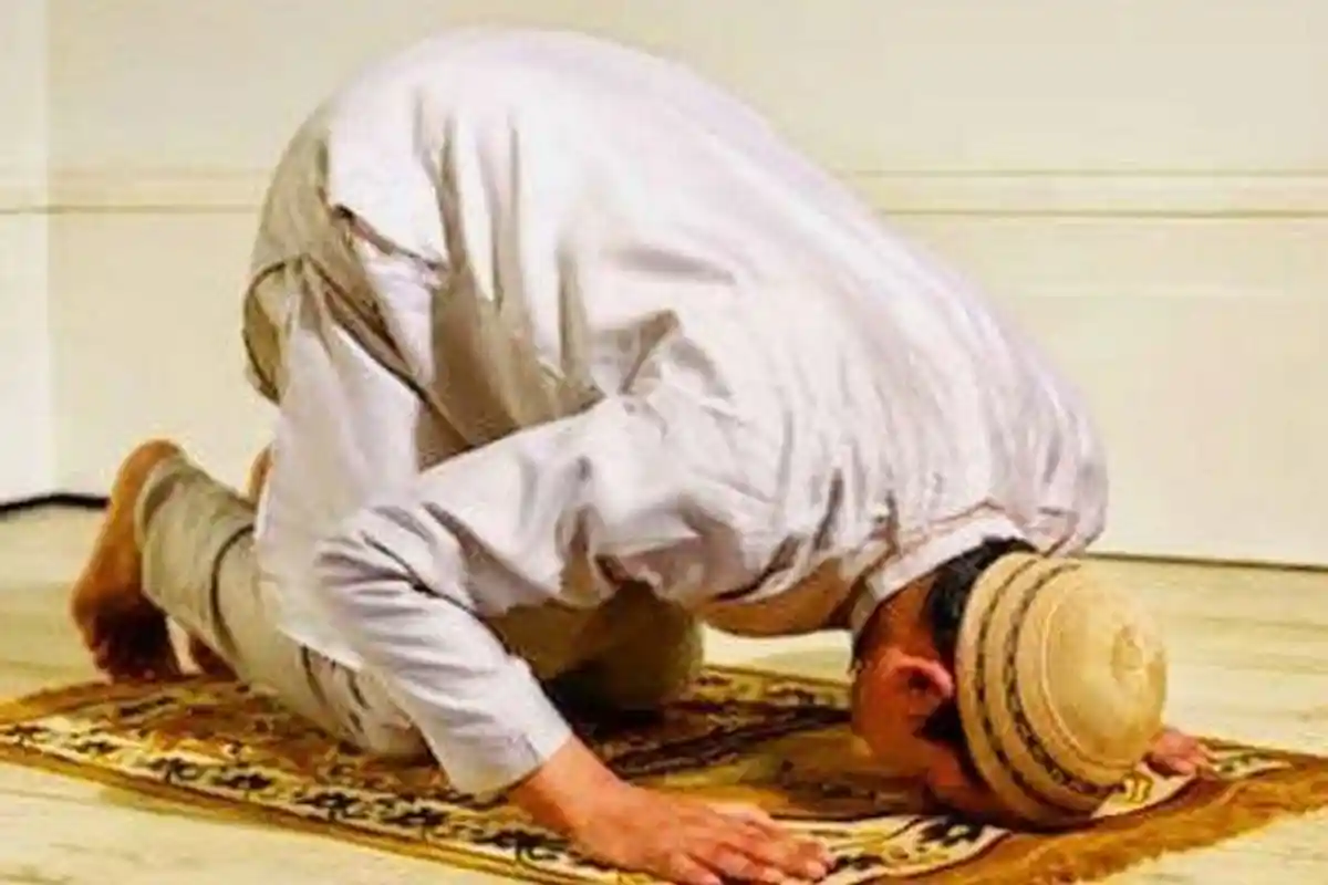 Hukum dan Tata Cara Sujud Tilawah saat Salat Subuh pada Hari Jumat