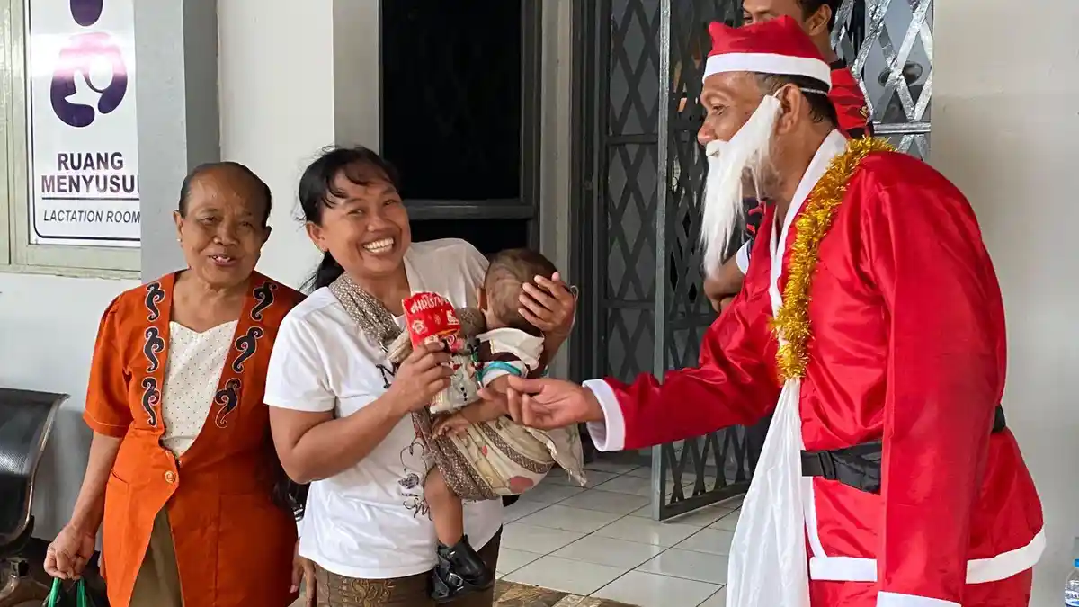 Sinterklas Bikin Kaget Pengunjung Lapas Kedungpane