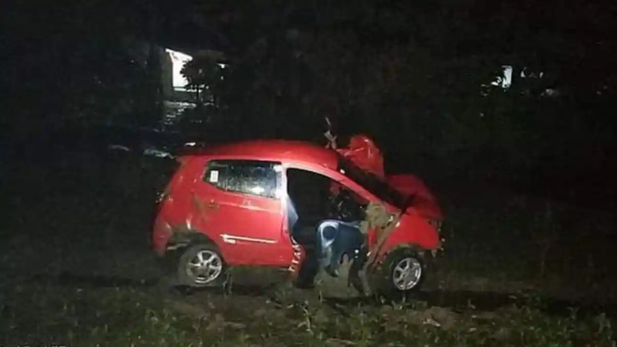 Mobil Terpental 100 Meter seusai Ditabrak Kereta, Penumpang Berhasil Dobrak Pintu dan Keluar