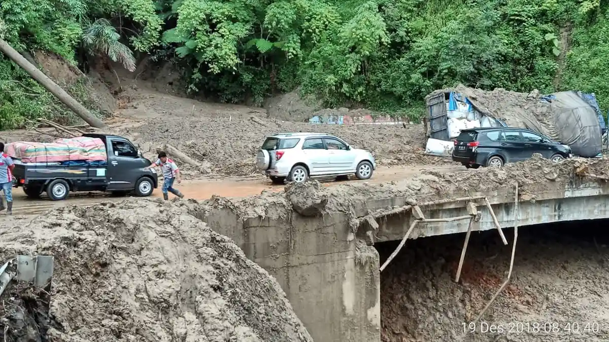 KABAR TERKINI, Akses Jalan Pematangsiantar- Danau Toba Sudah Bisa Dilalui Kendaraan