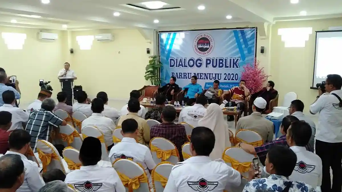 Jadi Pembicara Dialog Publik di Barru, Malkan Amin Bahas Problematika Pembangunan Daerah