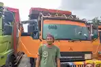Salah-satu-supir-truck-Adi-menunggu-di-SPBU-Simbuang.jpg