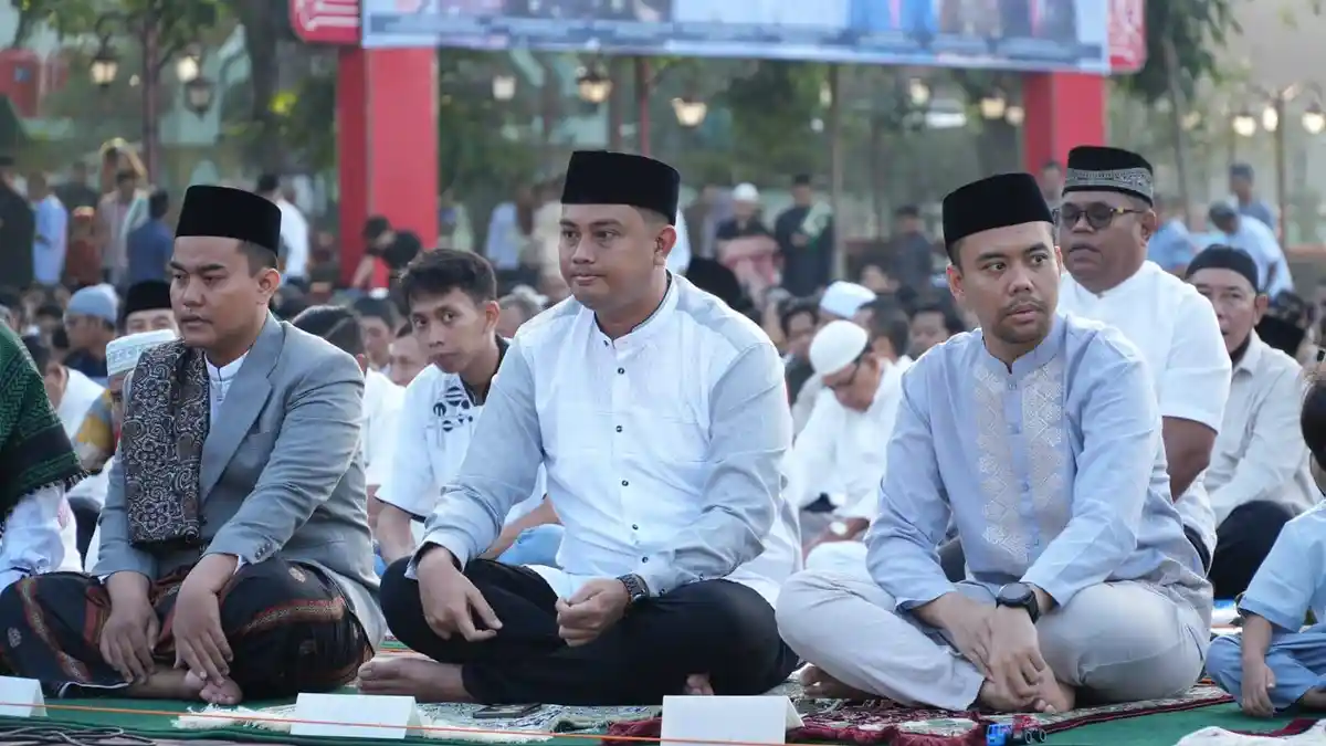 Momen Bupati-Wabup Klaten Hamenang-Benny Salat Idul Fitri bersama Ribuan Jemaah di Alun-alun Klaten