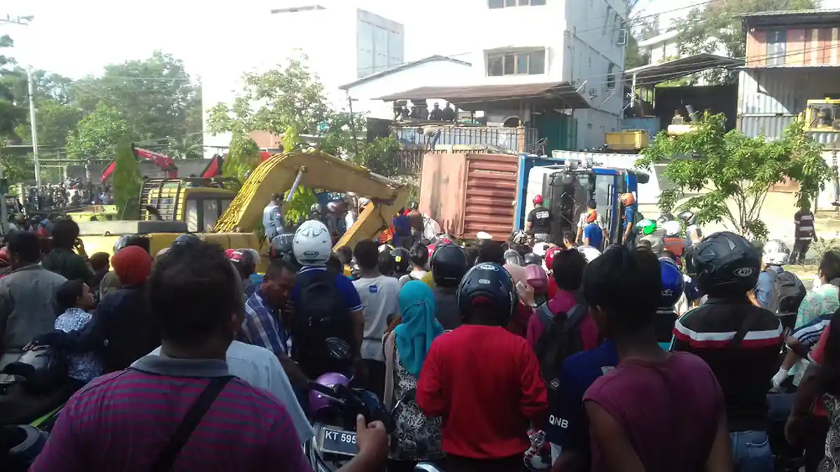 Ini Jadinya Jika Truk Pengangkut Bata Timpa Toyota Double Kabin