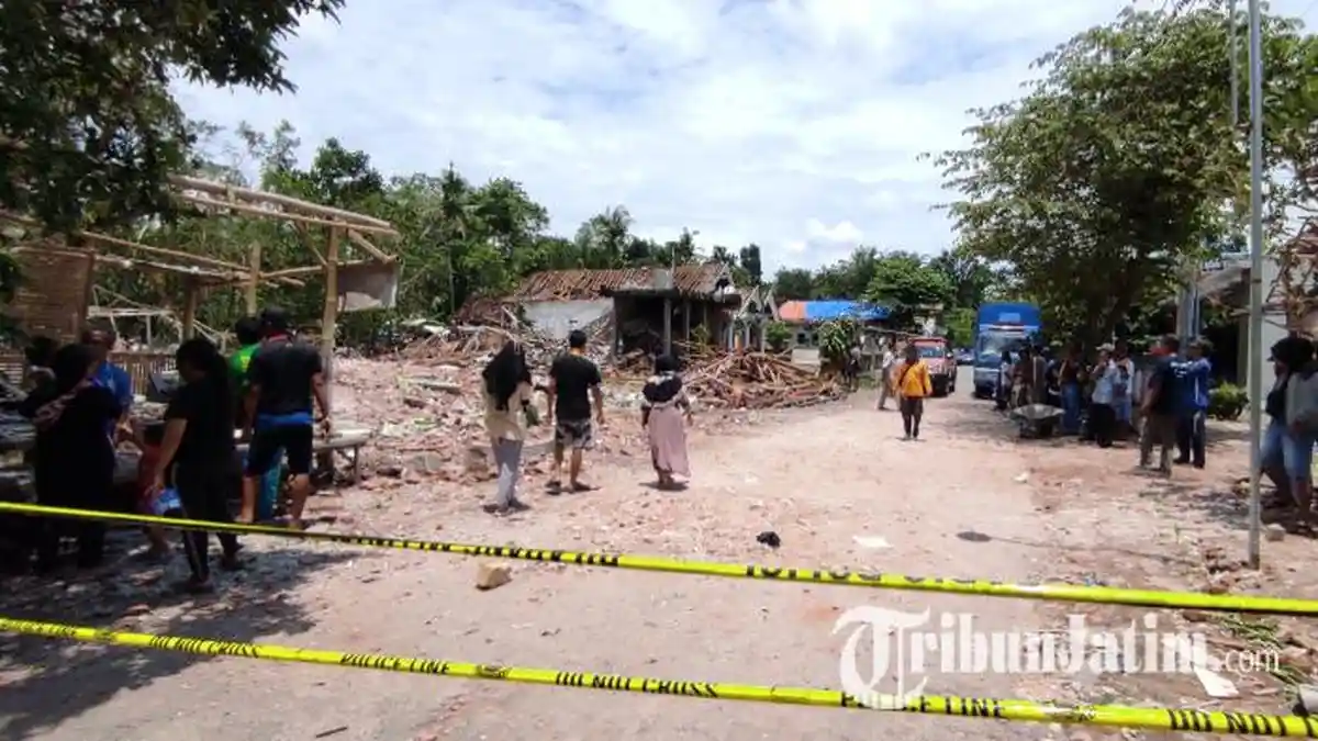 Jadi Wisata Dadakan, Lokasi Ledakan Petasan di Blitar Ramai Didatangi Masyarakat: Ini Seperti Bom