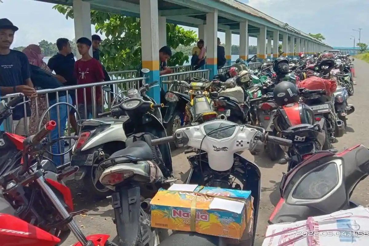 Sopir Lintas Keluhkan Pelayanan Pelabuhan Ferry Gorua Halmahera Utara