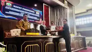 Anggota-DPRD-Kotabaru-Muhammad-Lutfi-Ali-menyerahkan-laporan-tiga-Raperda-Inisiatif.jpg