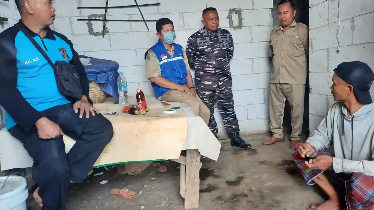 Semalam Terombang-ambing di Laut Akibat Mesin Perahu Mati, Dua Nelayan Situbondo Ditemukan Selamat
