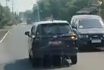 Viral-sebuah-video-yang-merekam-mobil-plat-merah-yang-berjalan-terlalu-ke-kanan.jpg