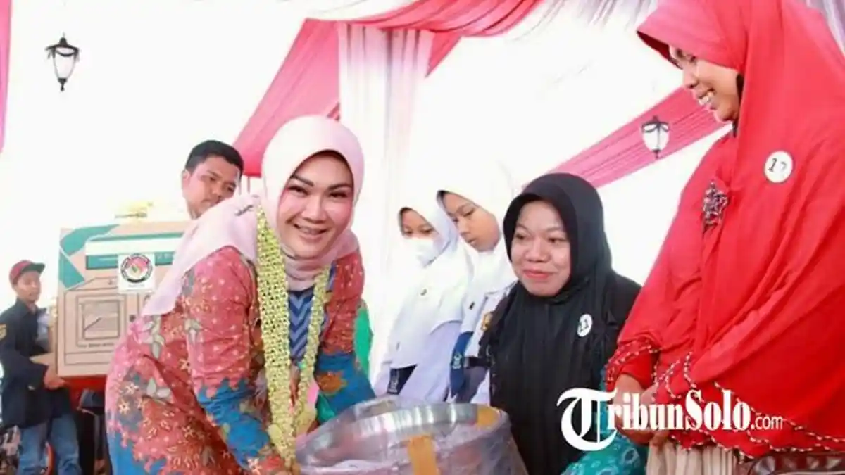 Bupati Sri Mulyani Dengarkan Keluhan Masyarakat Saat Sambang Warga di Lapangan Sidomulyo Klaten